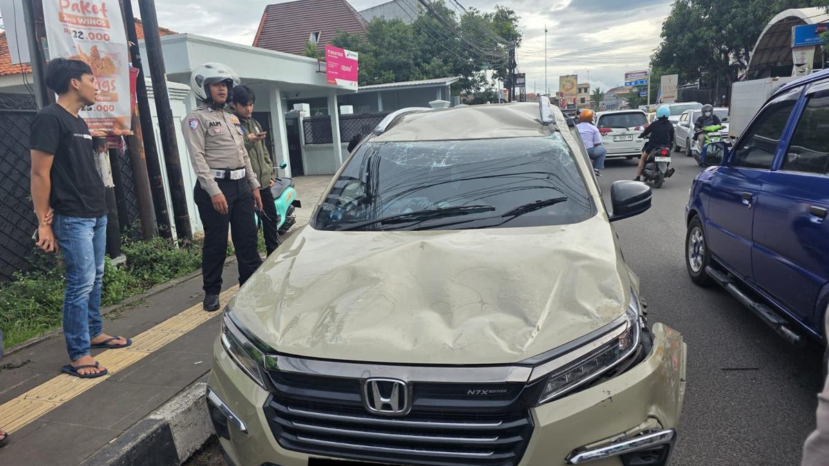 Viral Insiden Mobil yang Dikendarai Pelajar Terguling Usai Panik Dikejar-kejar Anak SMK