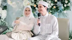 Alvin Faiz dan Henny Rahman mengadakan acara akikah untuk buah hati pertamanya, pada Kamis (30/3/2023). Pasangan tersebut tampak begitu serasi dengan busana putih. Tak hanya itu, dekorasi acara akikah tampak mewah dengan nuansa biru. (Liputan6.com/IG/@malycaphoto)
