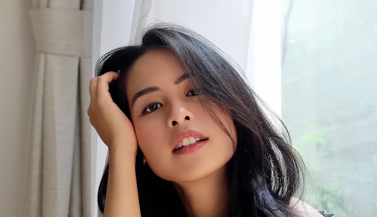 Selain tuntutan, Maudy Ayunda rasanya cinta mati dengan rambut panjangnya. Sebagai aset dan modal berkarier di dunia yang membesarkan namanya, tentu Maudy sayang menjaga rambut indahnya (Foto: Instagram @maudyayunda)