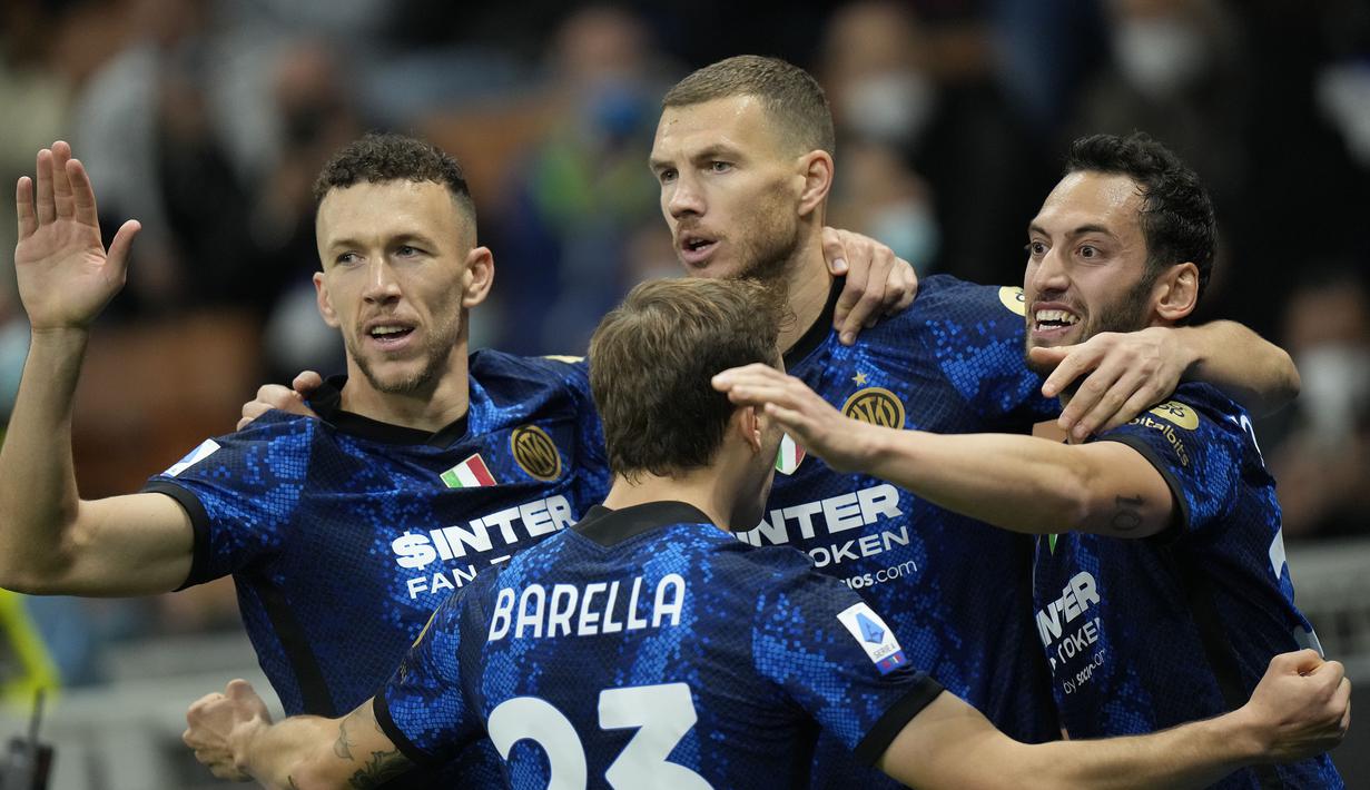 Inter Milan akhirnya mampu membuka keunggulan terlebih dahulu pada menit ke-17. Berawal dari umpan Calhanoglu yang sempat mengenai bek Juventus dan membentur tiang gawang, akhirnya mampu diselesaikan oleh Edin Dzeko (tengah). Keunggulan Nerazzurri bertahan hingga turun minum. (AFP/Marco Bertorello)