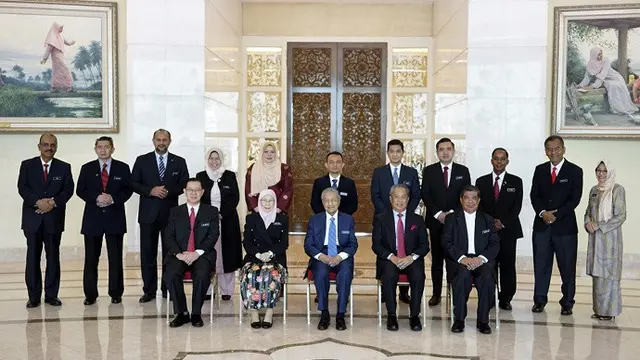 PM Malaysia Mahathir Mohamad bersama dengan jajaran kabinetnya