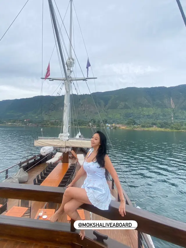 Wulan Guritno, Masayu Anastasia, dan Asri Welas saat Liburan Bareng Naik Kapal Phinisi di Danau Toba.