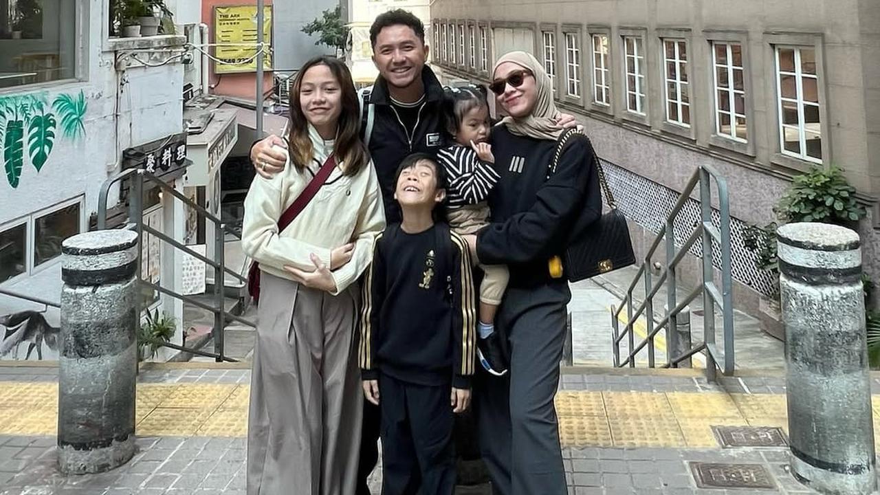 Momen Ananda Omesh dan Dian Ayu Lestari Ajak Anak Liburan ke Hongkong