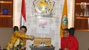 Ketum DPP Partai Golkar Airlangga Hartarto saat menyambut kedatangan Sekjen PDIP Hasto Kristiyanto di kantor DPP Partai Golkar, Jakarta, Selasa (20/3). Menurut Hasto pertemuan itu untuk meningkatan sinergitas kedua partai. (Liputan6.com/Angga Yuniar)