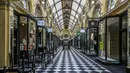 Pemandangan umum Arcade Plaza yang kosong di Melbourne, setelah kota terbesar kedua di Australia itu memberlakukan lockdown ketat, Jumat (16/7/2021). Lockdown di Melbourne, adalah yang kelima sejak pandemi dimulai satu setengah tahun yang lalu. (ASANKA BRENDON RATNAYAKE/AFP)