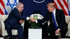Presiden AS, Donald Trump, berjabat tangan dengan Perdana Menteri Israel, Benjamin Netanyahu, saat bertemu di sela Forum Ekonomi Dunia, Davos (25/1). (AP Photo / Evan Vucci)