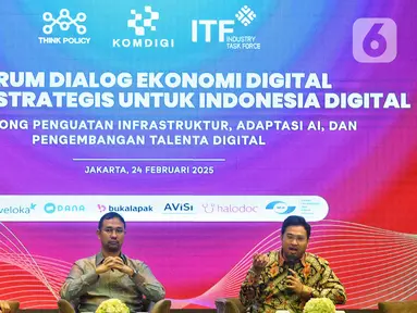 Syarif Hidayatullah dari ITF, Digital Government Principal Think Policy, Prasetya Dwicahya dan Ketua Bidang Hubungan Pemerintah Asosiasi Video Streaming Indonesia (AVISI), Hafil Naufal Rahman (dari ke kanan) saat Forum Dialog Ekonomi Digital Lanskap Strategis untuk Indonesia Digital di Jakarta, Senin (24/2/2025). (Liputan6.com/Angga Yuniar)