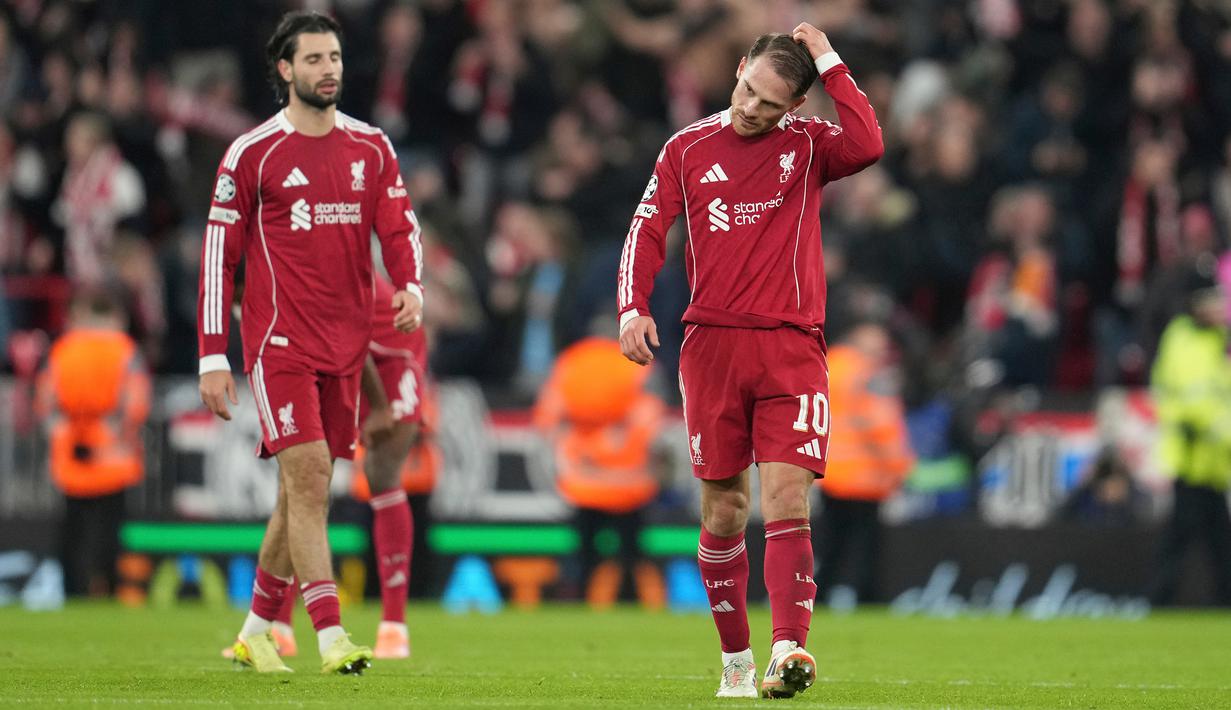 Pemain Liverpool, Alexis Mac Allister tertunduk setelah kalah 1-4 dari PSV dalam laga Liga Champions 2025/2026 di Anfield, Liverpool, Rabu (26/11/2025) waktu setempat. (AP Photo/Jon Super)