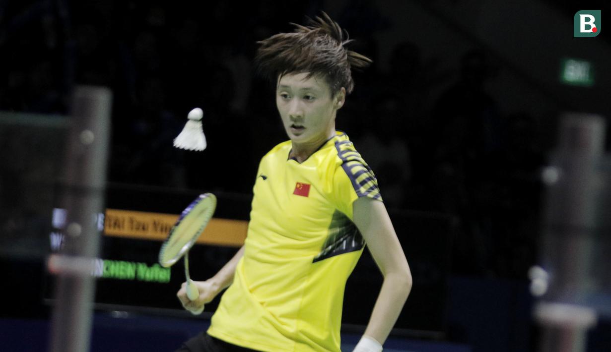 Pebulutangkis Cina, Chen Yufei, saat melawan wakil Taiwan, Tai Tzu Ying, pada final Indonesia Open 2018 di Istora Senayan, Jakarta, (8/6/2018). Tai Tzu Ying menang 21-23 21-15 21-9. (Bola.com/M Iqbal Ichsan)