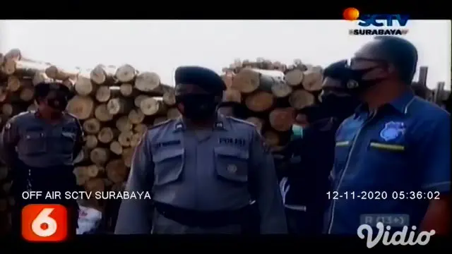 Dalam video amatir yang direkam karyawan pabrik, si jago merah melalap pabrik kayu triplek, PT Admira di Desa Bibis, Kecamatan Sukomoro, Kabupaten Magetan, Jawa Timur.