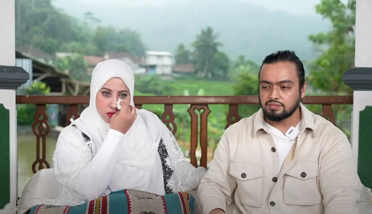 Bahkan, sesekali Tasyi Athasyia menyeka air matanya begitu mendengar kata-kata dari mulut sang suami yang ternyata memiliki ilmu agama cukup tinggi. Syech Zaki juga beberapa kali mengutip sejarah dan kisah nabi-nabi dalam penjelasannya. (Foto: YouTube/Tasyi Athasyia)