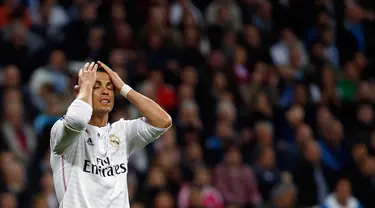 Penyerang Real Madrid, Cristiano Ronaldo Terlihat sedih usai timnya bermain imbang melawan Villareal pada laga Liga Spanyol di Santiago Bernabeu, Spanyol, (1/3/2015). Real Madrid bermain imbang dengan Villareal (1-1).  (Reuters/Susana Vera)