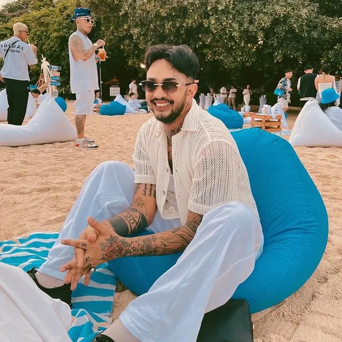 Onadio Leonardo sedang di pantai