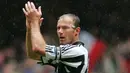 Alan Shearer (Newcastle) - Legenda Newcastle ini tercatat memiliki rekor gol cepat di Premier League. Shearer mencatatkan waktu 10,52 detik ketika membobol gawang Manchester City pada Januari 2003. (AFP/Adrian Dennis)