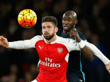 Penyerang Arsenal, Olivier Giroud (depan) berusaha mengontrol bola dari kawalan bek Manchester City, Eliaquim Mangala pada lanjutan liga Inggris di Stadion Emirates (21/12). Arsenal menang atas City dengan skor 2-1. (Reuters/John Sibley)