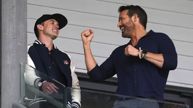 Foto: Suka Cita Aktor Hollywood Ryan Reynolds dan Rob McElhenney saat Klub Mereka, Wrexham Promosi ke Liga Dua Inggris