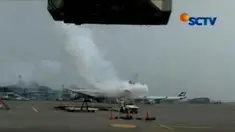 Sebanyak 165 17 kru pesawat pun dievakuasi keluar pesawat sampai proses clearance atau izin terbang.