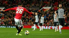 Striker Manchester United (MU) Mason Greenwood mencetak gol pembuka ke gawang Partizan pada matchday keempat Grup L Liga Europa di Old Trafford, Kamis (7/11/2019). Tampil di hadapan pendukungnya sendiri, MU mengalahkan Partizan Belgrade 3-0. (AP/Dave Thompson)