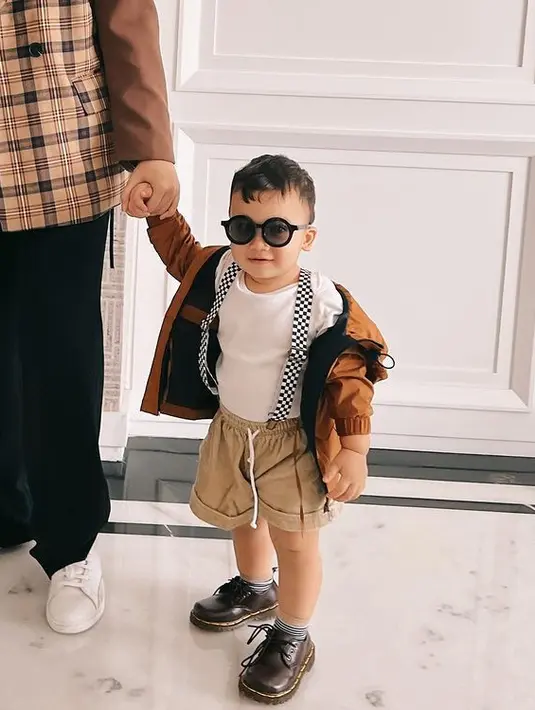 <p>Tampil stylish, gaya Ukkasya dengan jaket boomber dan docmart bisa jadi pilihan lain OOTD anak. [Foto: Instagram/ukkasyahki]</p>