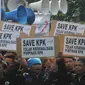 Massa dari Aliansi Save Indonesia menggelar aksi dengan tema 'Save Polri, Save KPK, Save Indonesia' di depan Gedung KPK, Jakarta, Jumat (6/2/2015). (Liputan6.com/Herman Zakharia)