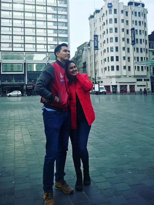 Dalam wawancara dengan Bintang.com tahun lalu, Donna mengaku bahwa yang menjadi salah satu kunci keharmonisan keluarganya adalah kualitas komunikasi. (Instagram/darius_sinathrya)