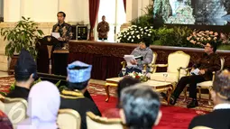 Presiden Joko Widodo memberikan paparan saat pencanangan pengakuan hutan adat, Jakarta, Jumat (30/12). Pencanangan dilakukan karena hutan adat adalah salah satu langkah berani dan wujud komitmen menjaga keseimbangan ekologis . (Liputan6.com/Faizal Fanani)