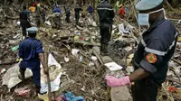 Petugas penyelamat mencari reruntuhan di lokasi jatuhnya pesawat Kenya Airways di Mbanga Pongo, Kamerun, pada 8 Mei 2007. (AP File/Sunday Alamba)