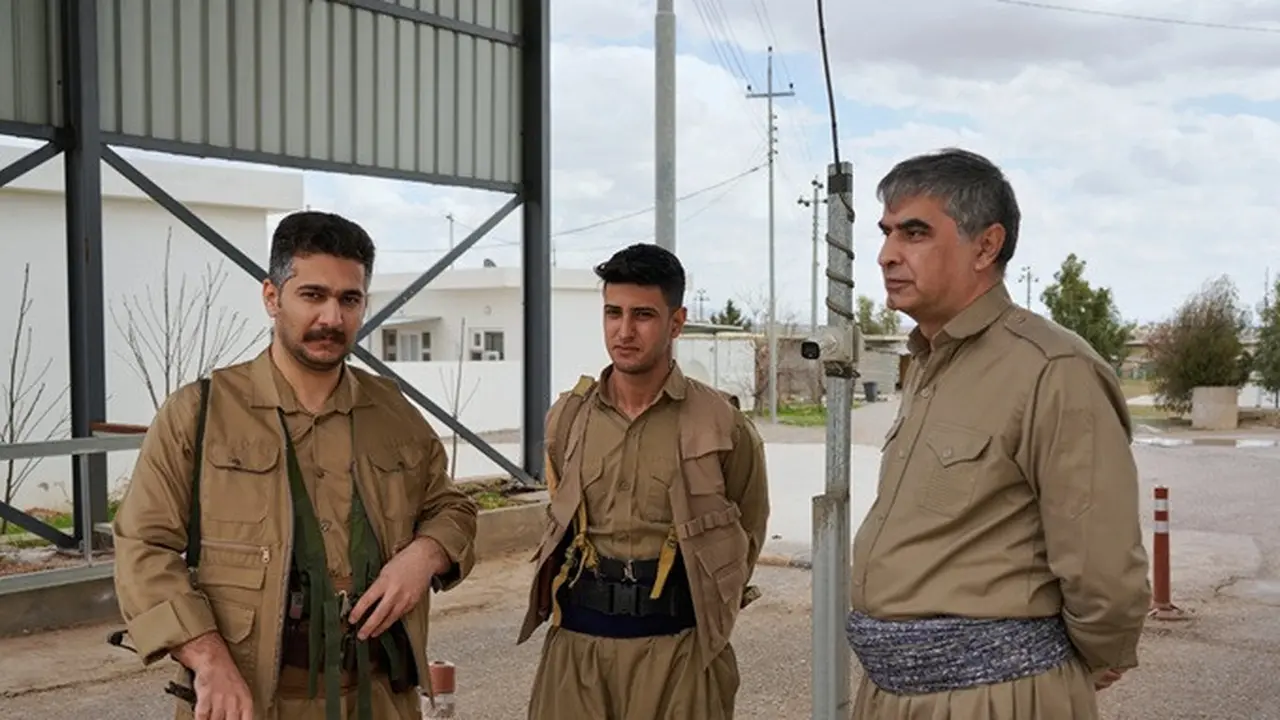 Anggota Partai Demokrat Kurdistan Iran (PDKI) berjaga di sebuah pos pemeriksaan yang menuju basis mereka di Distrik Koya, Irbil, Irak, Jumat, 27 Februari 2026.