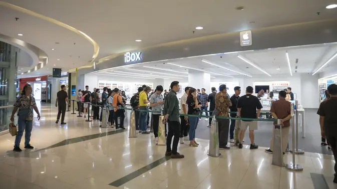 <p>Antrean pelanggan untuk pre-order iPhone 17 di iBox Central Park Mall, Jumat (10/10/2025). (Doc: Erajaya)</p>