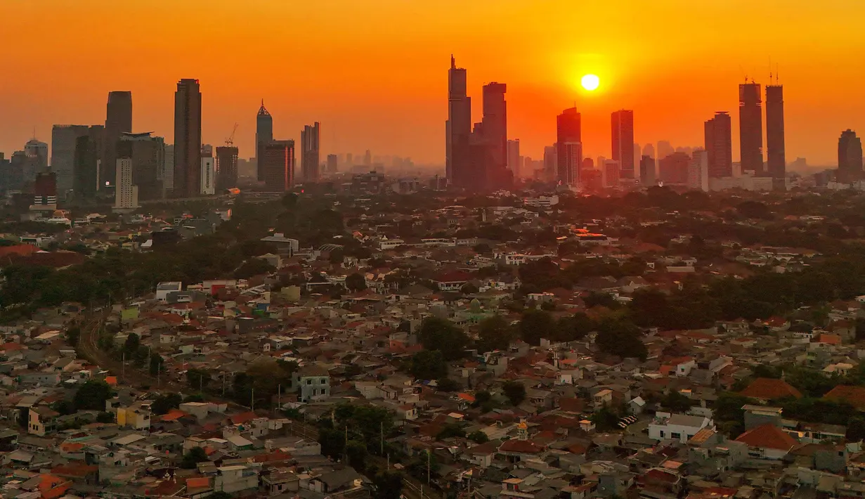 Kawasan padat penduduk dengan latar belakang gedung bertingkat saat matahari terbenam di kawasan Manggarai, Jakarta, Kamis, 16/07/ 2026. (KLY/ Arie Basuki)