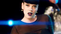 Malam itu, Lily Allen mengenakan pakaian bergaya ibu menyusui dan menyanyikan beberapa lagu andalannya.