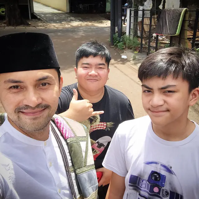 7 Potret Anjasmara dan Putra Bungsunya, Mirip Kakak Adik