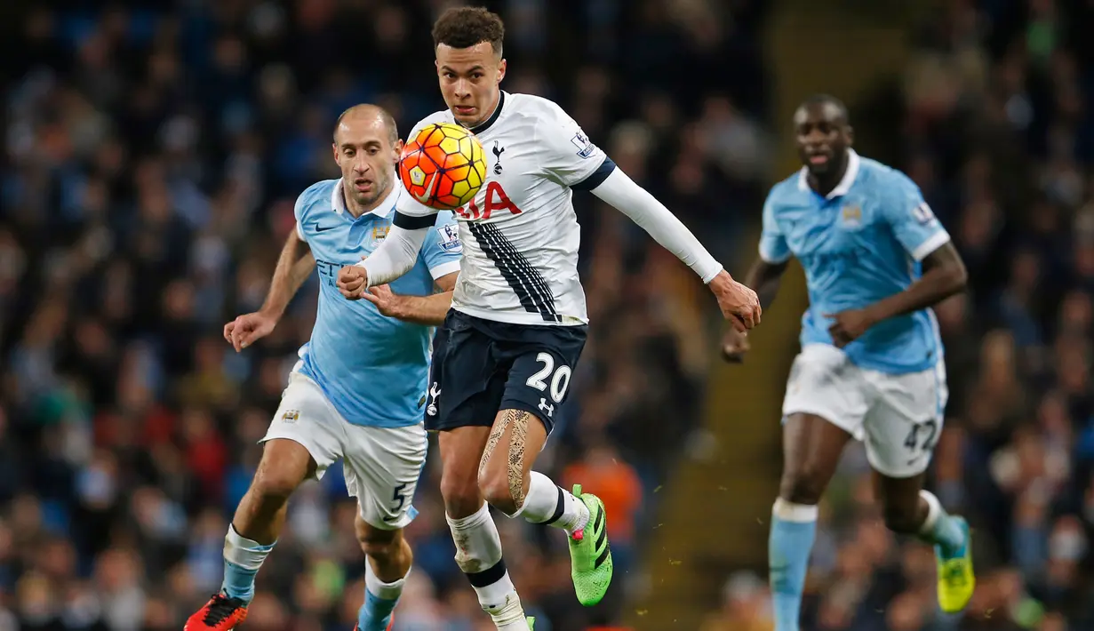 Gelandang Tottenham, Dele Alli berusaha membawa bola dari kejaran bek City, Pablo Zabaleta pada lanjutan liga Inggris di Stadion Etihad, (14/2). Tottenham menang tipis atas City dengan skor 2-1. (Reuters/Lee Smith)