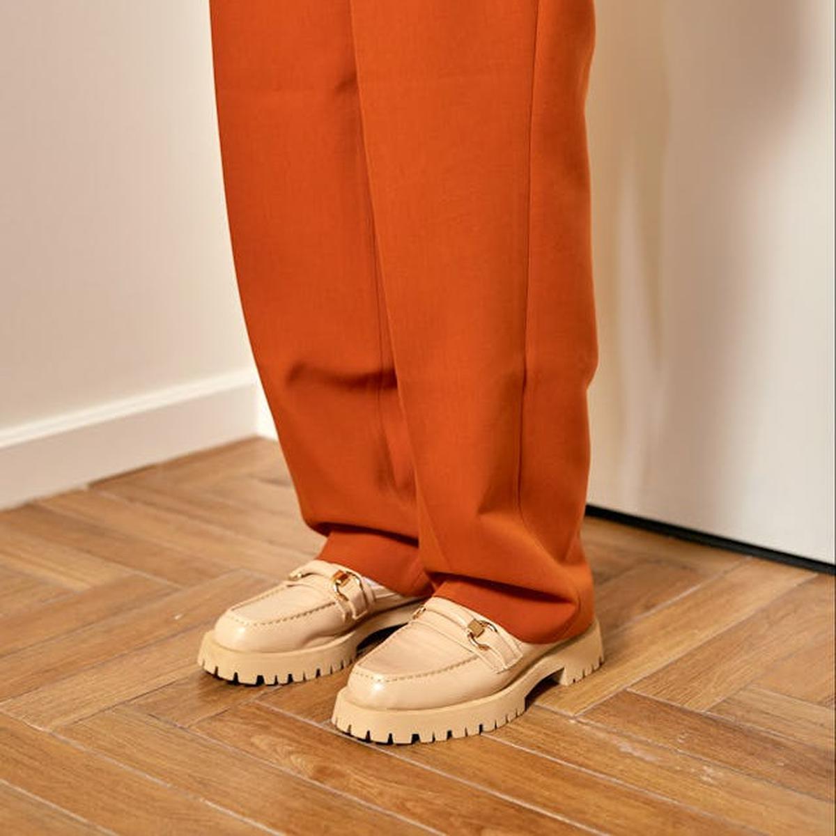 Ilustrasi Seseorang Memakai Chunky Loafers