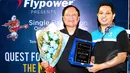 Tan Joe Hok (kiri) dan Haryanto Arbi berpose bersama saat acara Single Badminton Open Championship 2015, Tenis Indoor Senayan, Jakarta, Jumat (10/9/2015). Saat acara tersebut Tan Joe Hok dianugerahi Lifetime Achievement. (Liputan6.com/Yoppy Renato)