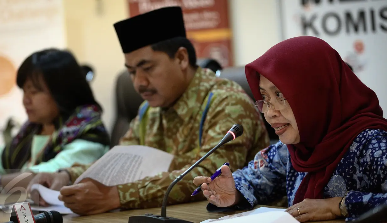 Komisioner Komnas Perempuan, Musruchah memberikan penjelasan saat Konferensi Pers bersama KPU di media center KPU, Jakarta, Jumat (10/2). (Liputan6.com/Faizal Fanani)