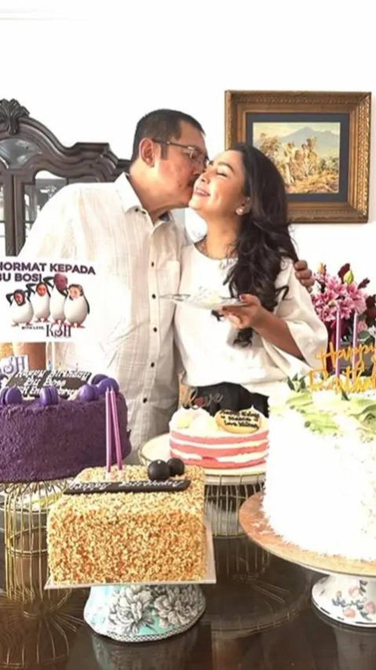 Kompak dengan baju putih, Bambang Trihatmodjo memberikan selamat dengan ciuman dan pelukan hangat kepada istrinya yang tercinta.