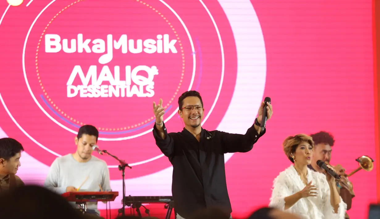 Maliq & D'essentials di acara Vidio.com, Senayan, Jakarta Pusat, Minggu (22/9/2019). (Daniel Kampua/Fimela.com)