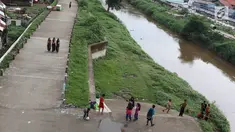 Anak-anak bermain sepak bola di jalur inspeksi Sungai Ciliwung di kawasan Rawajati, Jakarta, Rabu (23/1). Keterbatasan lahan tidak menyurutkan semangat mereka untuk bermain sepak bola meski di tempat seadanya. (Liputan6.com/Immanuel Antonius)
