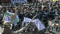 Aksi unjuk rasa ini dijaga ketat personel kepolisian. (JUNI KRISWANTO/AFP)