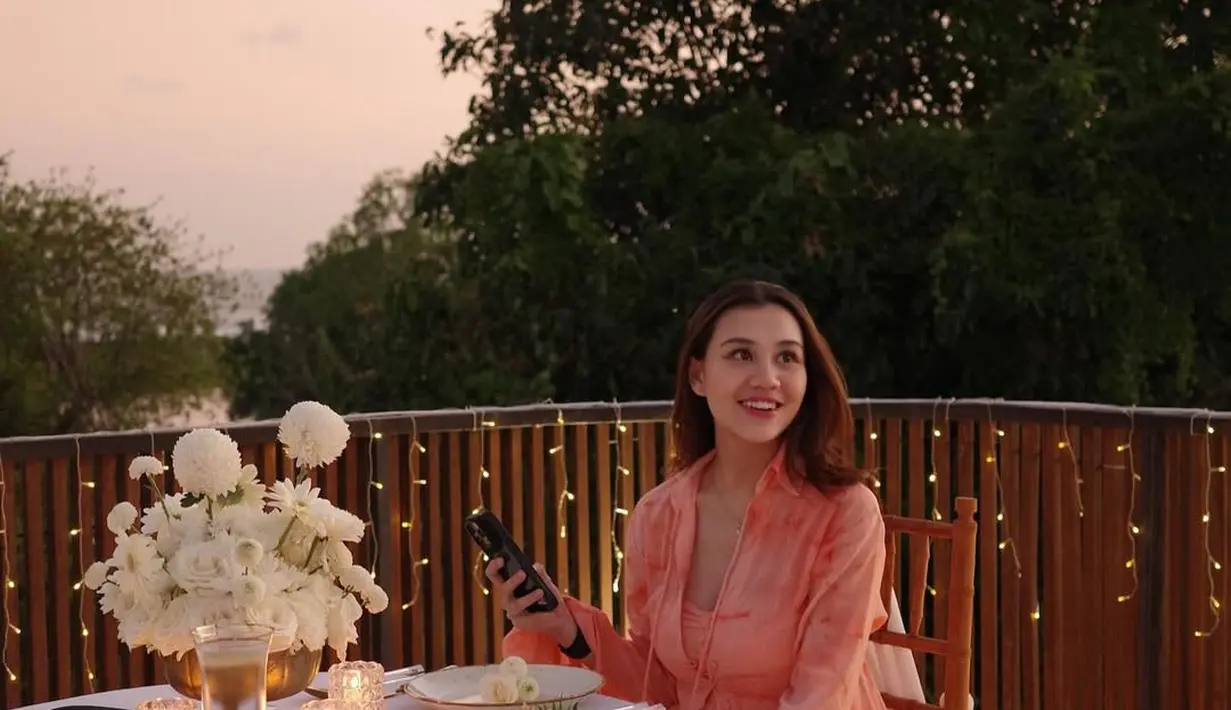 Kenakan resortwear bernuansa peach, Aaliyah Massaid tampil percaya diri dengan wajah cantik natural [@aaliyah.massaid]