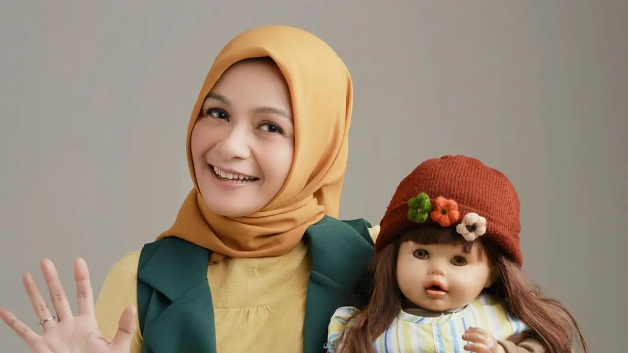 [Fimela] Ria Enes dan Boneka Susan