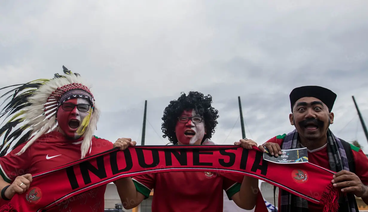 Dengan menggunakan atribut unik para suporter bersiap mendukung Timnas Indonesia yang akan melawan Vietnam di Stadion Pakansari, Jawa Barat, Sabtu (3/12/2016). (Bola.com/Vitalis Yogi Trisna)
