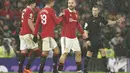 Bek Manchester United, Luke Shaw (kanan) berselebrasi dengan rekan setimnya setelah mencetak gol ke gawang Bournemouth pada pertandingan lanjutan Liga Inggris di Old Trafford di Manchester, Inggris, Rabu (4/1/2023). Tambahan tiga poin membuat MU kukuh di posisi keempat klasemen Liga Inggris dengan 35 poin. (AP Photo/Dave Thompson)