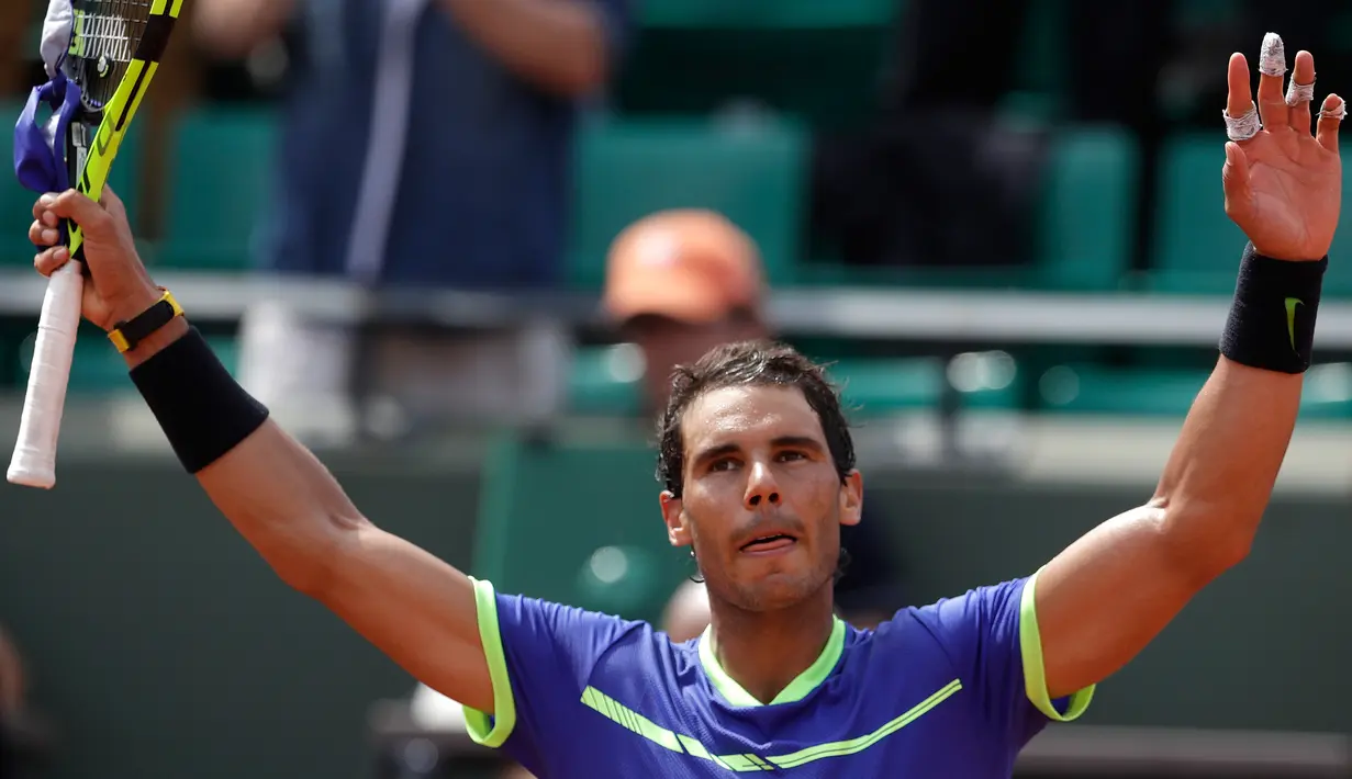 Petenis Spanyol, Rafael Nadal berselebrasi usai mengalahkan petenis Prancis, Benoit Paire pada babak pertama Prancis Terbuka 2017 di Stade Roland Garros, Senin (29/5). Nadal mengalahkan tuan rumah dengan skor 6-1, 6-4, 6-1. (AP Photo/Petr David Josek)