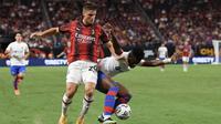 Lorenzo Colombo #29 dari AC Milan berebut bola dengan Mika Faye #30 dari FC Barcelona pada paruh kedua pertandingan persahabatan pramusim selama Soccer Champions Tour 2023 di Allegiant Stadium pada 01 Agustus 2023 di Las Vegas, Nevada. (Candice Ward / GETTY IMAGES NORTH AMERICA / Getty Images via AFP)