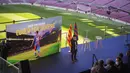 Konferensi pers yang berlangsung di Stadion Camp Nou, Barcelona berlangsung haru. Pasalnya, pemain 33 tahun tersebut memutuskan gantung sepatu usai mengalami masalah kesehatan. (AP/Emilio Morenatti)
