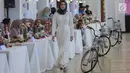Model membawakan busana karya desainer Intan Kusuma dan Atina Maulia di Akuatik GBK Senayan, Jakarta, Kamis (2/5/2019). Sebanyak 30 koleksi busana hijab dengan nama Vanilla Raya diperagakan menyambut bulan suci Ramadan. (Liputan6.com/Fery Pradolo)
