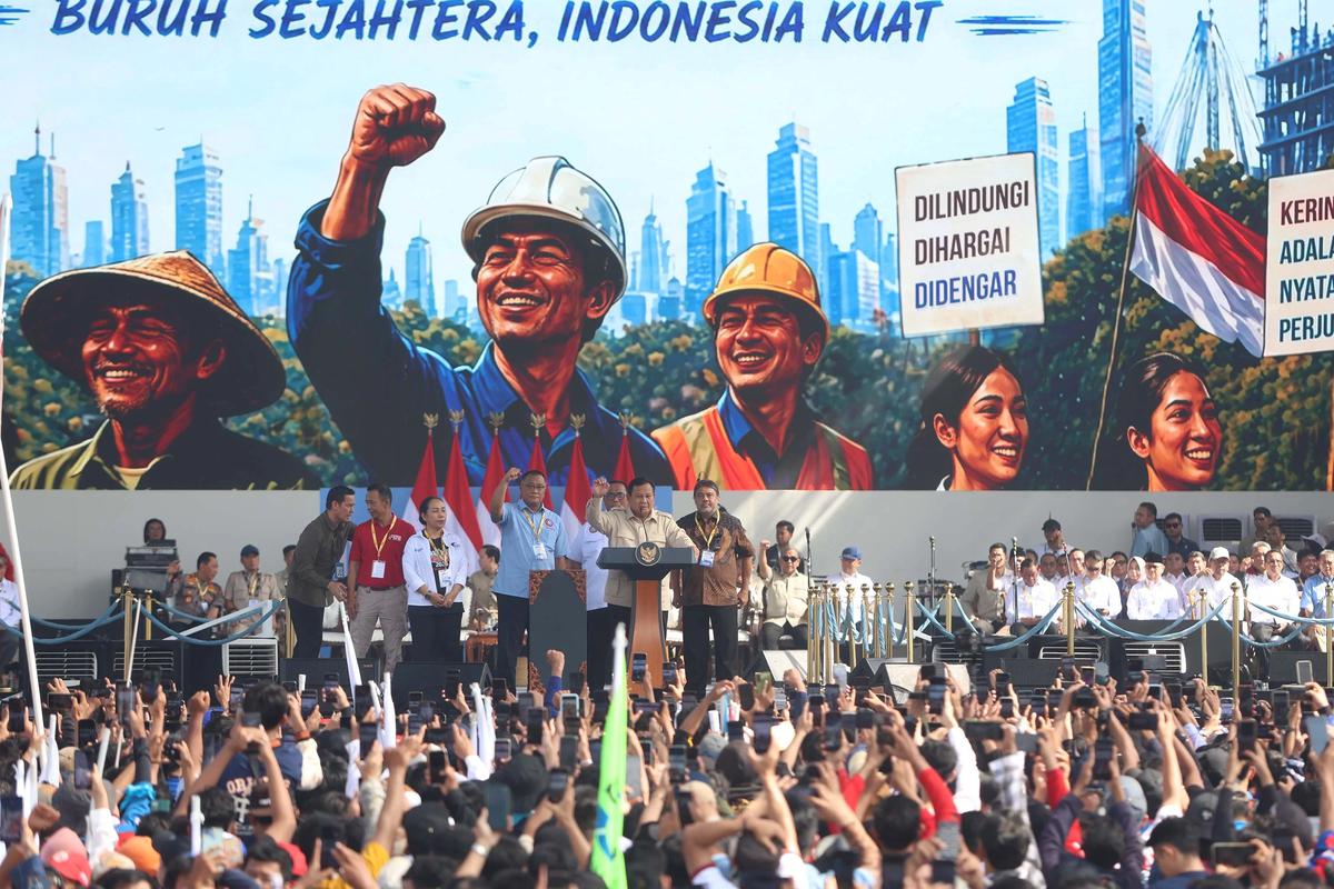 FOTO: Aksi Prabowo Lepas Baju  dan Membagikannya di Hadapan Buruh pada May Day 2026 di Monas