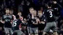 Pemain Southampton, Jordy Clasie (tengah) merayakan gol bersama rekan-rekannya saat melawan Arsenal pada laga Piala Liga Inggris 2016-2017 di Emirates Stadium, (30/11/2016). Arsenal kalah 0-2.  (AP/Matt Dunham)